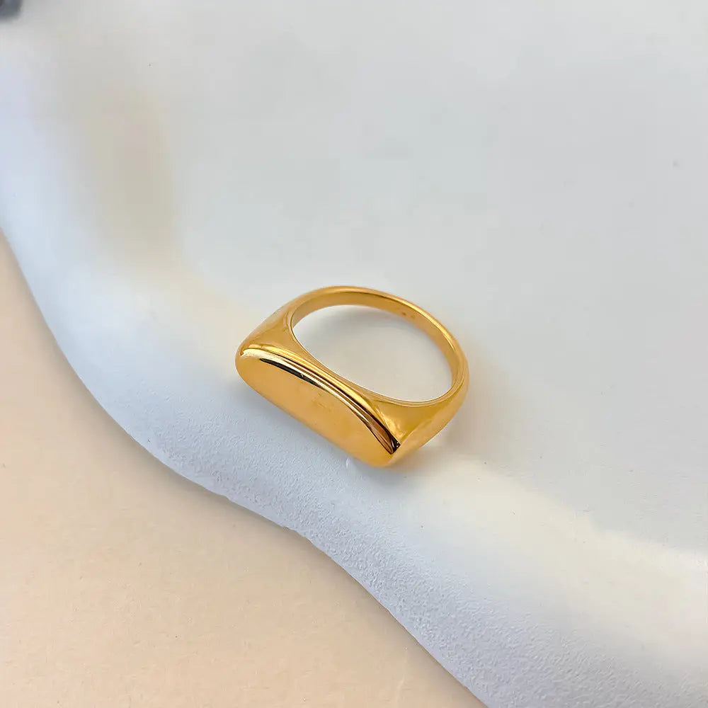 Premium Curvy Signet Jamela